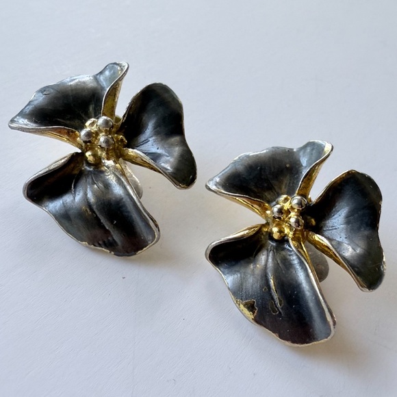 Vintage Chanel 1950s Gold-Plated Hydrangea Flower Clip Earrings by Lina Baretti - Picture 6 of 15